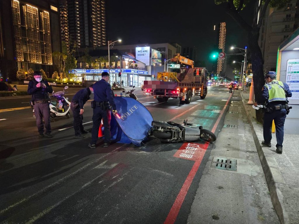 快訊/趕赴跨年「出人命」?! 大貨車擦撞同向21歲騎士 男慘死輪下