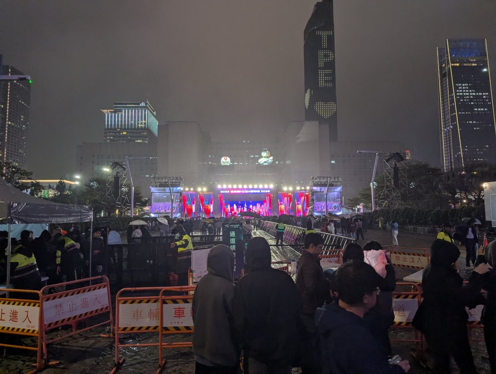 直擊／北市跨年陰雨＋安檢！府前廣場「人潮偏少」　民眾：今年比較冷清