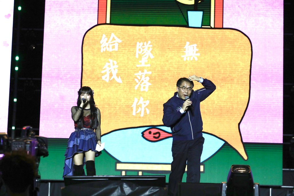 台南跨年突破25萬！現場人潮炸裂...市長驚喜開口唱〈愛情限時批〉　韓男團喊話：要吃遍台南水果