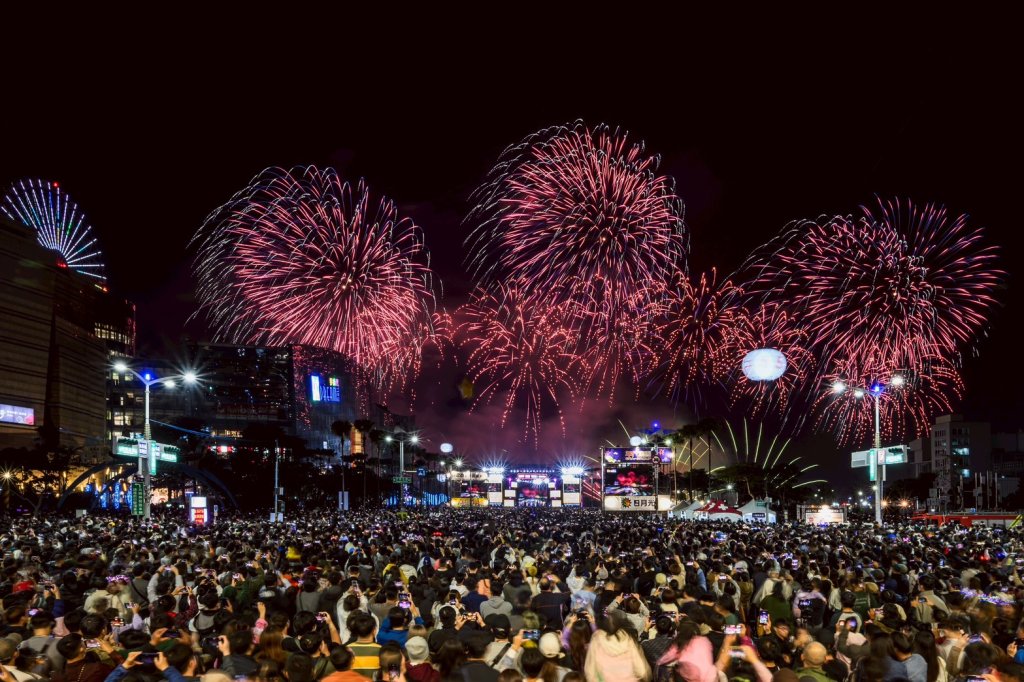 高雄跨年240秒煙火！現場響起〈JUMP〉、〈ONE SPARK〉　30萬民眾超幸福　