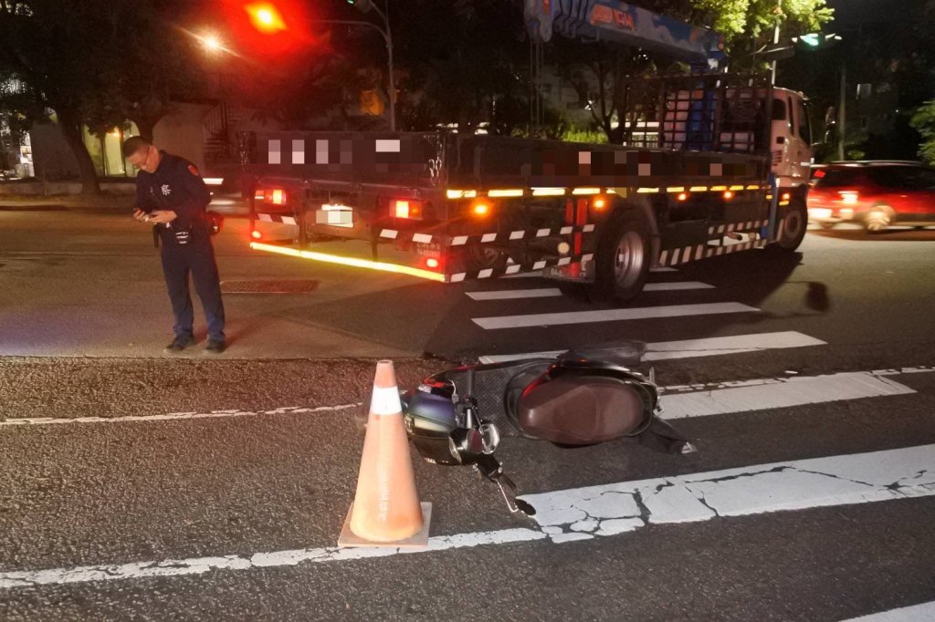 機車阿嬤載孫出門竟成永別　右轉大貨車奪命　2童受傷驚嚇哭喊