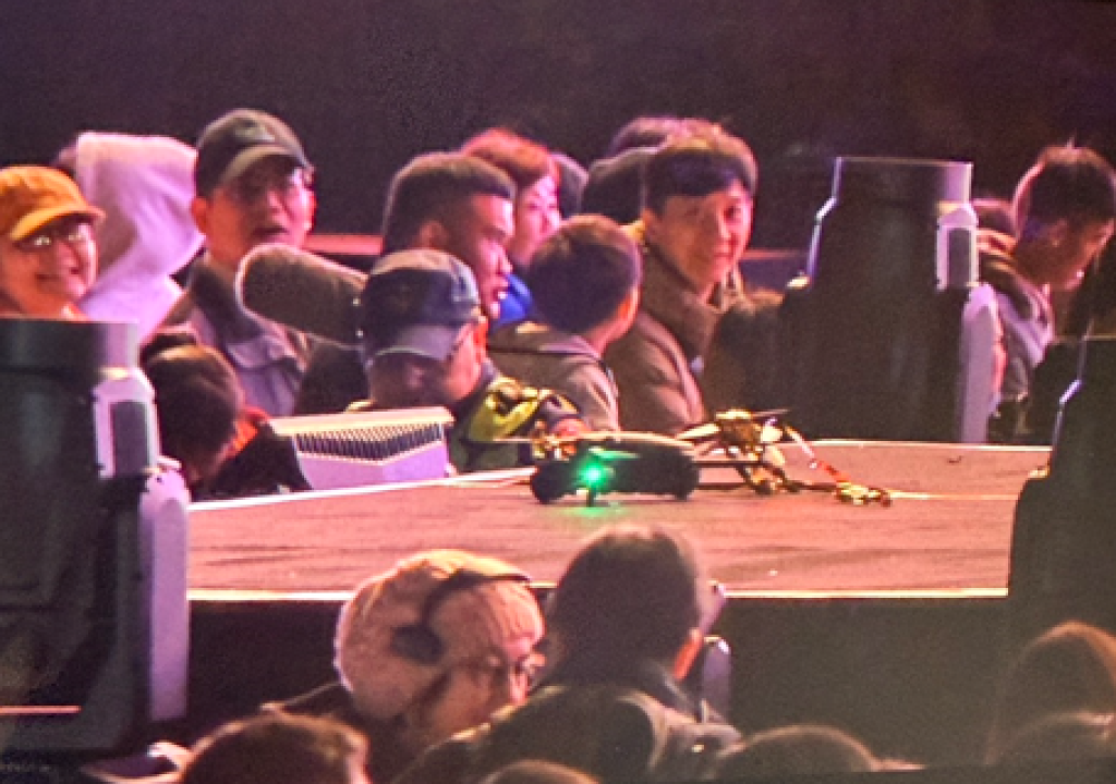 驚！台中跨年晚會空拍機墜落舞台　險砸中蕭敬騰