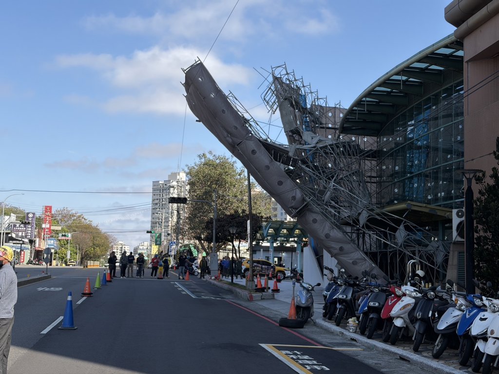 台中榮總第二醫療大樓旁鷹架傾倒！　無人受傷