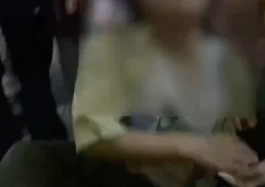 夜店跨年夜喝酒醉鬧事呼警員巴掌！　北市19歲莽男遭上銬逮捕