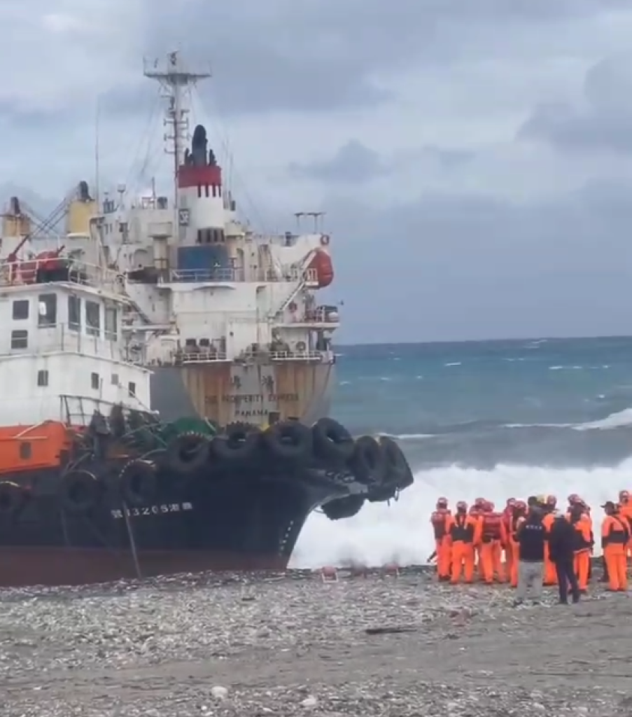 巴拿馬散裝貨輪花蓮岸邊擱淺　風浪太大救援困難