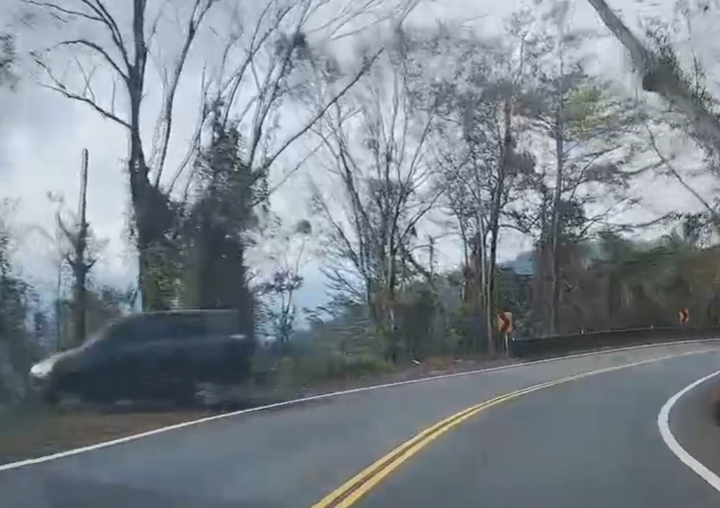 驚險畫面曝光！台14甲線廂型車衝落山谷　駕駛受傷送醫