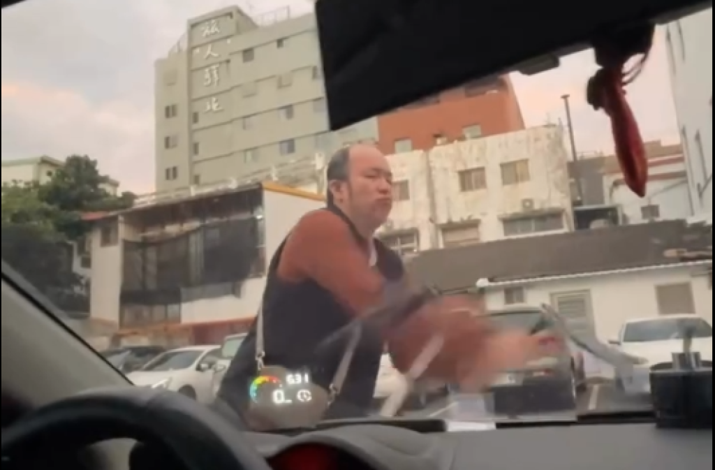 影／台東遇怪人！元旦一早「被他拔車子雨刷」還想開門　駕駛傻眼：這個人有病吧