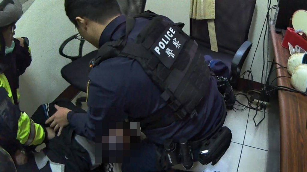 假應徵保全真強盜！ 　勇警負傷制伏悍匪