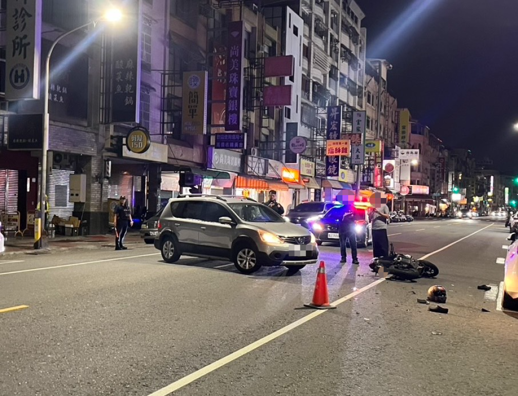 高雄自小客車深夜硬迴轉　重機來不及閃撞上騎士送醫
