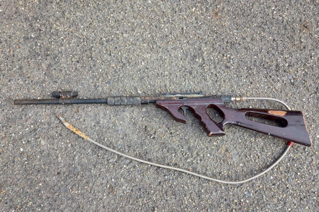  潛入山區農舍偷空氣槍屋主發現扭打　警方到場逮人查獲毒品