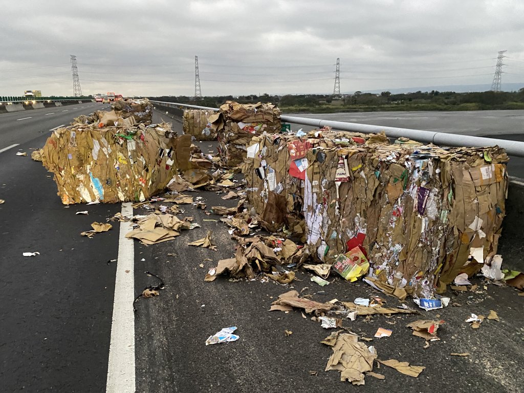 國道載運廢紙貨車翻覆　兩車撞擊掉落物影響車流逾1小時