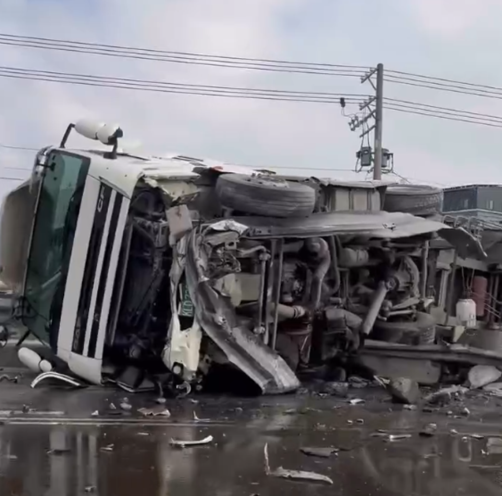 屏東雙園大橋砂石車翻覆！ 駕駛受傷送醫