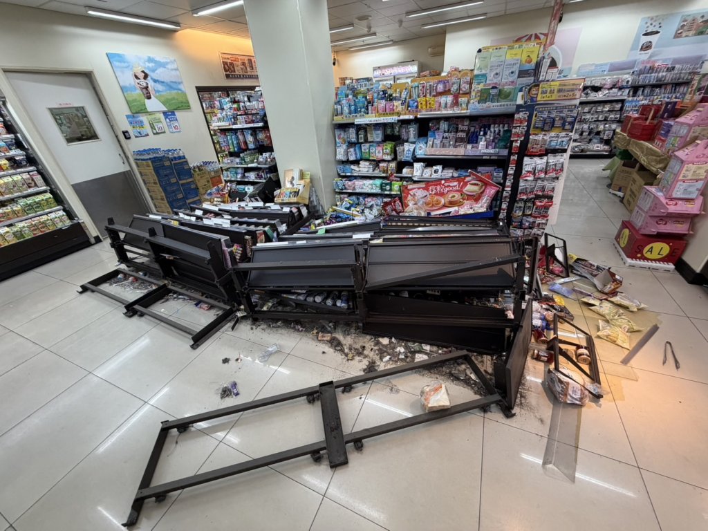 元旦就當「酒空」？新莊醉漢大鬧超商　「扯倒酒品貨架」滿地碎玻璃