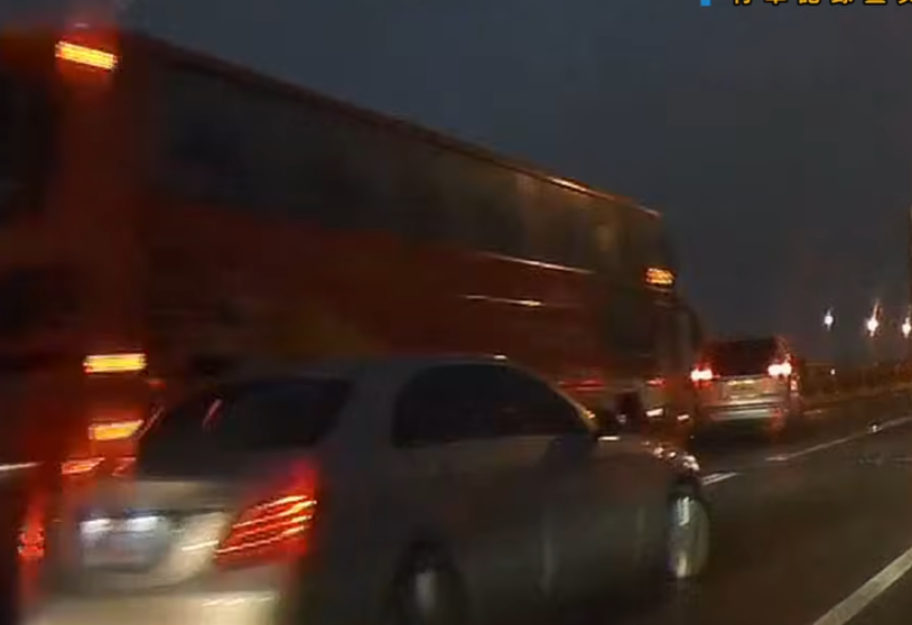 撞擊畫面曝光！國道五楊高架自小客車鬼切高乘載車道　遭大客車追撞