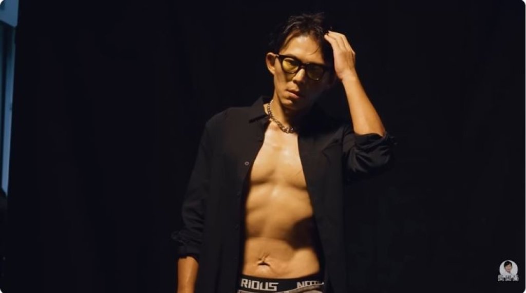 黃國昌曬健身成果推寫真集　波特王「秀6塊腹肌宣戰」