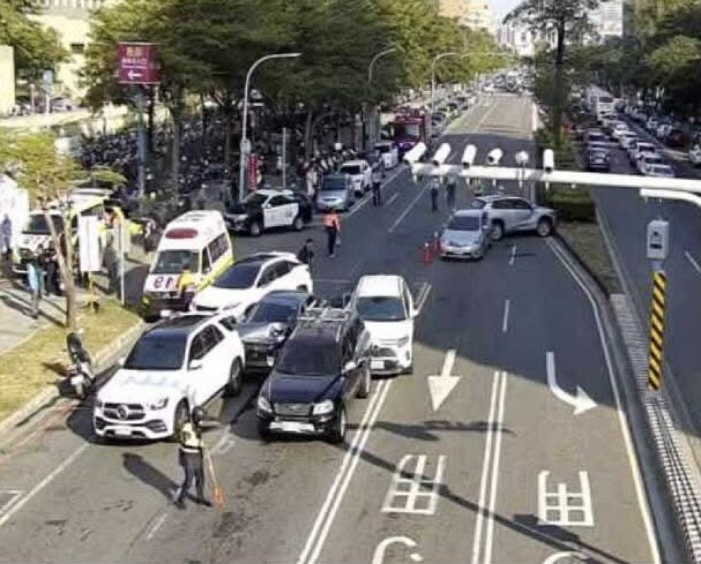 快訊／台南成大醫旁多車追撞！轎車車頭撞爛　交通一度大堵塞