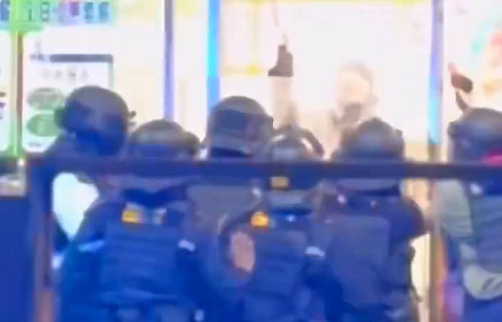 影／手機支付失敗！女顧客與店家爆口角　激動拿菜刀砍警遭壓制