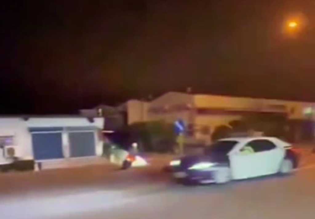 當警察塑膠做的！　屁孩無照違規騎車逗弄警車下場慘了