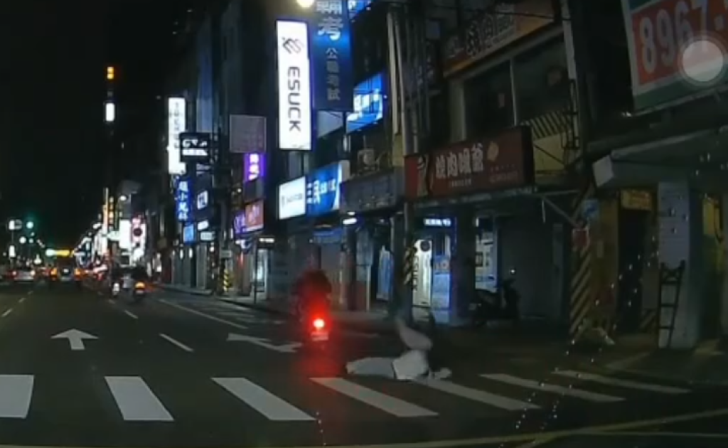 撞擊畫面曝光！板橋女子走行人穿越道過馬被撞倒　肇事機車逃逸