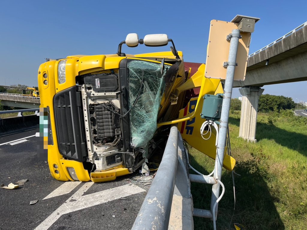 行經國道8號匝道未減速釀禍！　聯結車撞護欄翻覆入口匝道封閉
