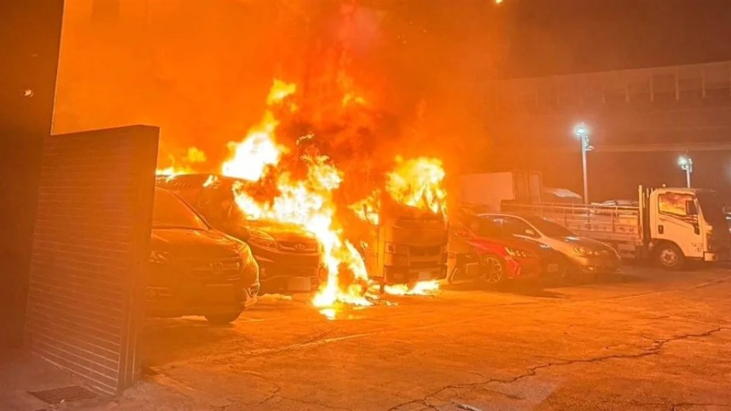 半夜火光沖天！五股停車場驚傳「火燒連環車」　疑搬家貨車電線短路釀災波及9車