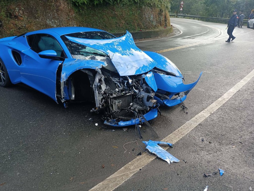 北宜驚魂！525萬蓮花跑車疑「煞車失靈」 自撞護欄車頭爛毀