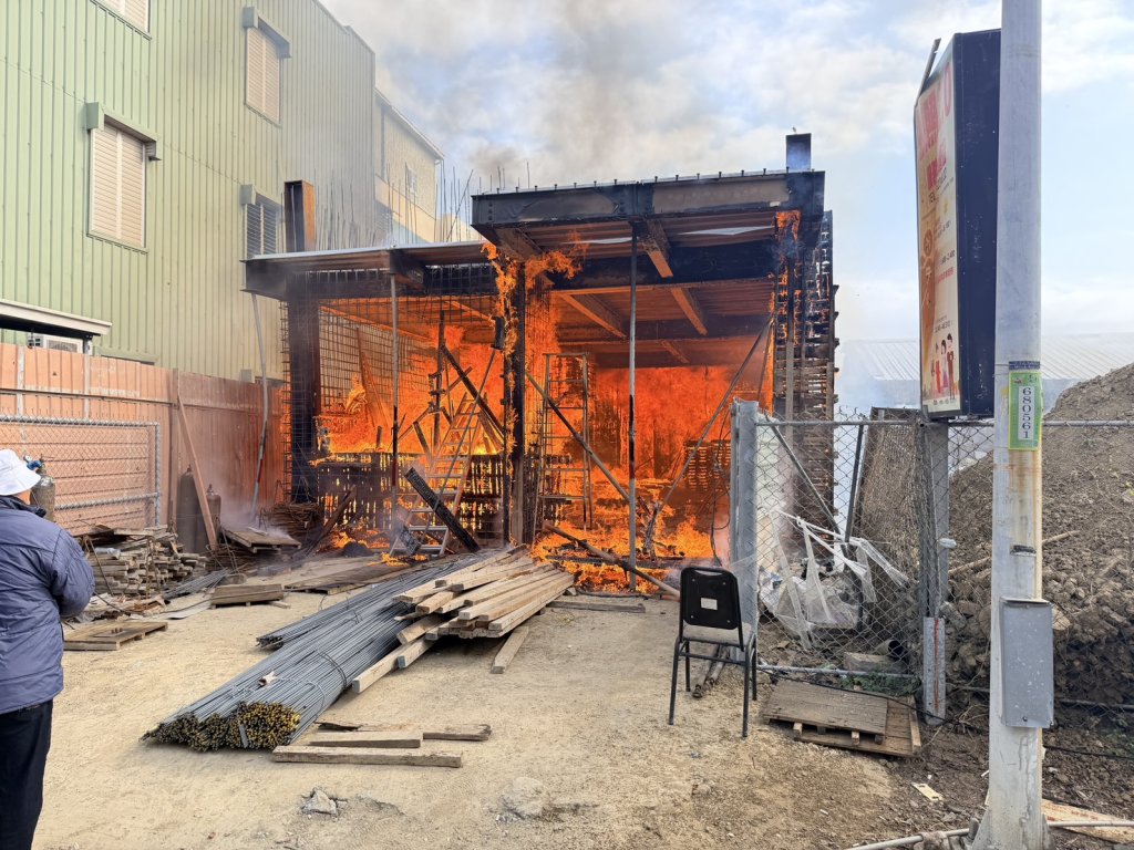 台南東山工地火警！惡火狂燒...隔壁2戶受波及　45歲外籍男燒燙傷送醫