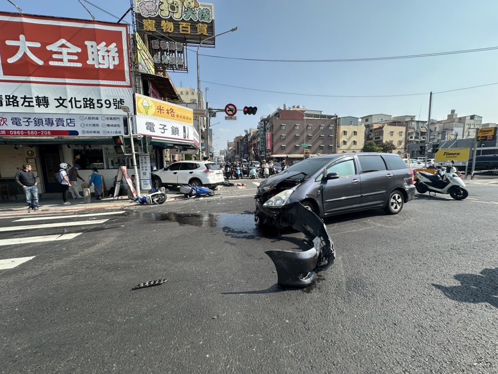 快訊／高雄2車相撞！3待轉騎士「全倒」受傷