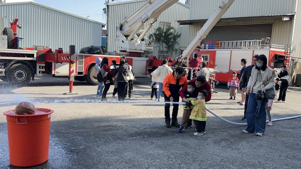 萌翻！台南「小小消防員」出動　穿迷你消防衣搭雲梯、射水闖關