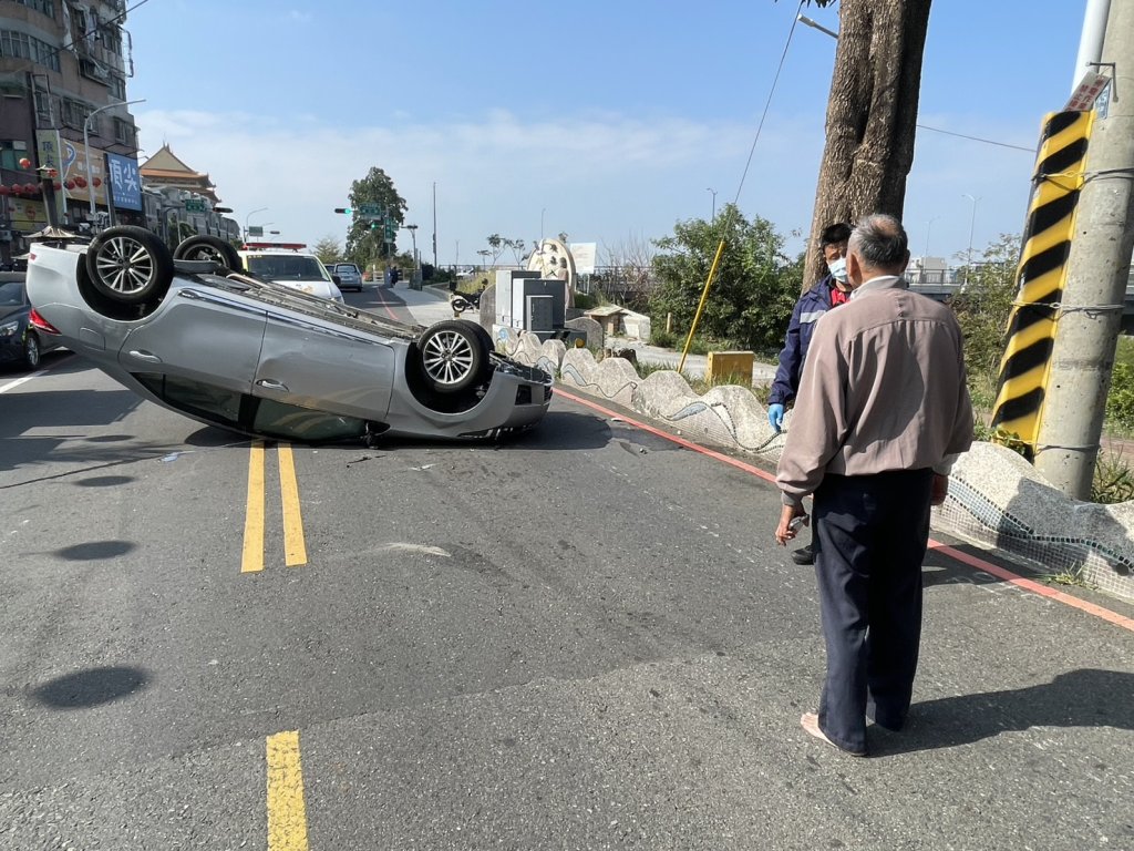 快訊／75歲翁駕車撞矮牆！整輛車「四腳朝天」他爬出望著心愛的噗噗