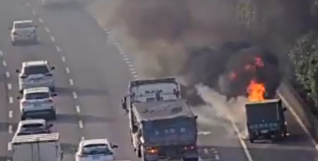 國道1號小貨車起火！火勢兇猛濃煙沖天　駕駛急逃生