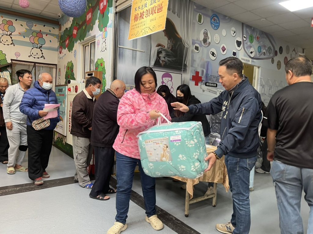 寒流來襲送暖不間斷　采棉居寢室文化舘捐近800件發熱棉被、成本近500萬元