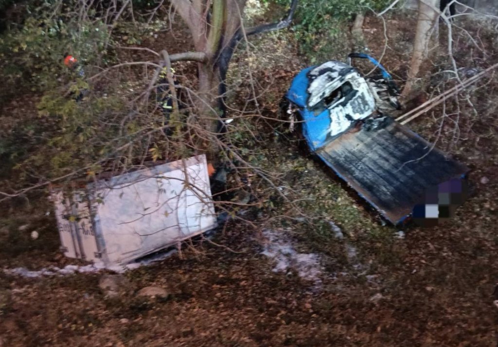 國道1號豐原路段清晨重大車禍　小貨車撞橋墩翻落邊坡起火　2人不幸身亡