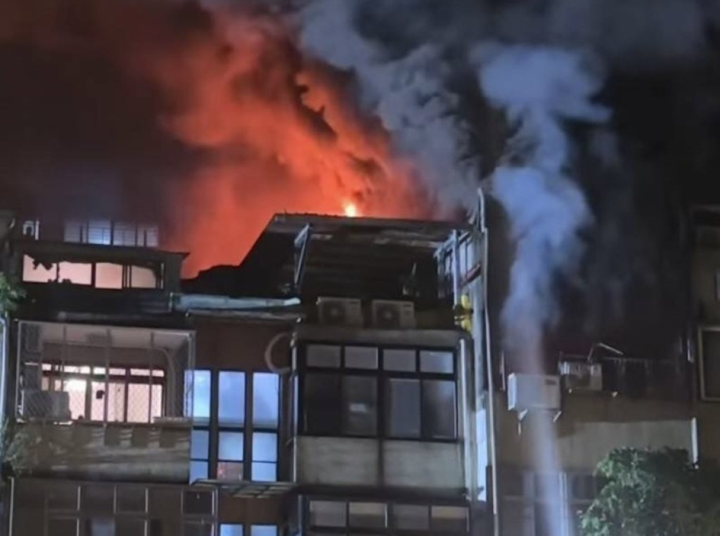 北市龍江路公寓火警！凌晨4樓突陷火海　50歲女一度受困