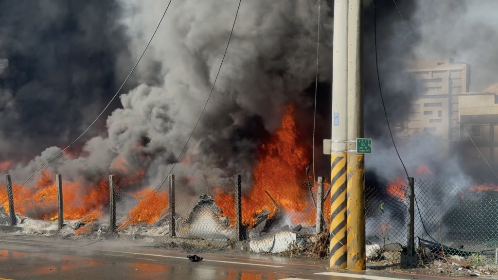 快訊／台南永康空地火警！廢棄物狂燒　5台車受波及