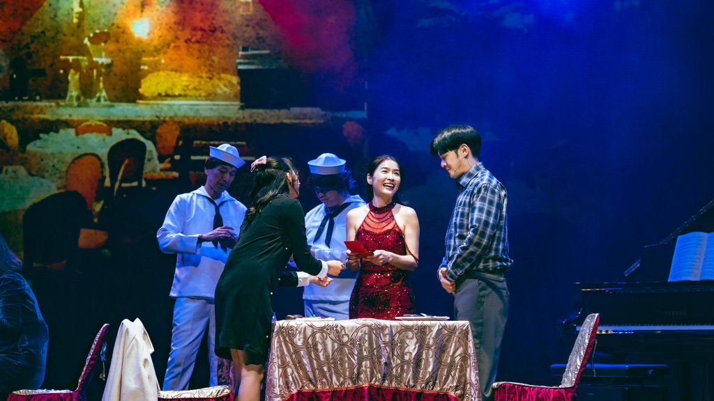 喪母悲痛完成演出　小嫻忍淚告別母親「轉身站上舞台」