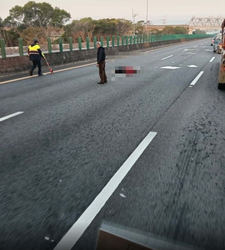 影/國道4號清晨奪命撞擊！神岡交流道3車連環撞　女子噴飛不治