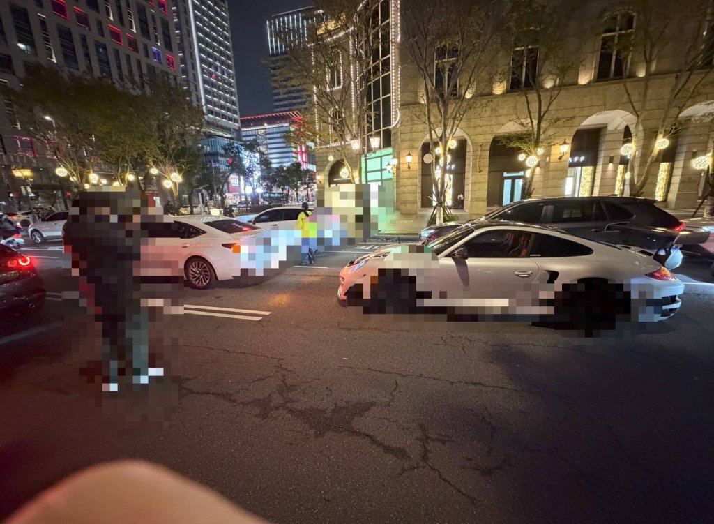 百貨停車場轉出釀擦撞　信義松仁路小客車追尾