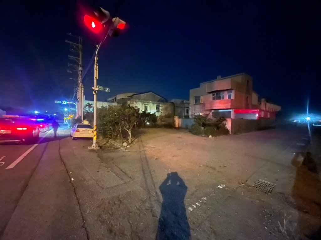 通霄死亡車禍！轎車高速撞倒磚牆電桿　男駕駛噴飛車外草叢爆頭亡