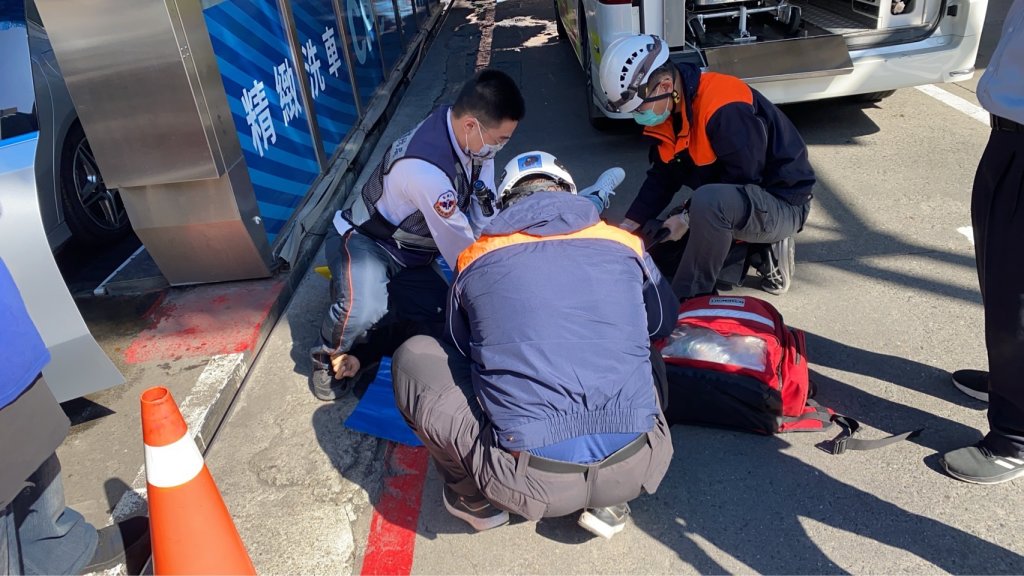 快訊／洗車機出來…高雄男倒車內OHCA 送醫搶救中