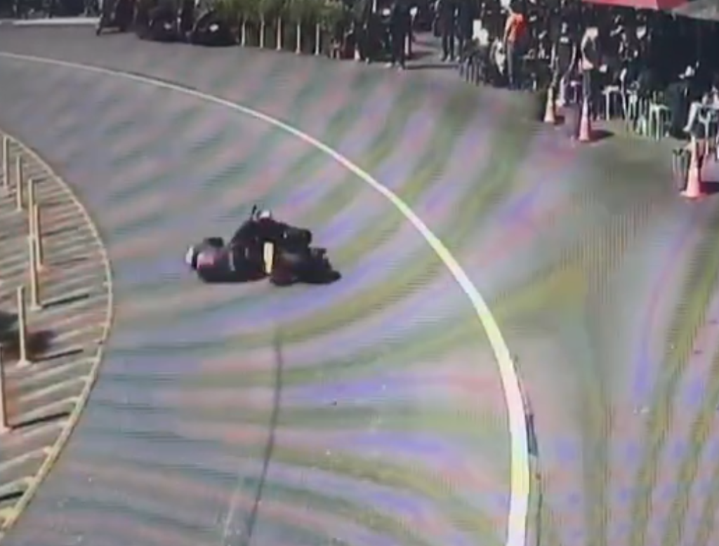 摔車畫面曝光！北宜公路財茂彎大型重機過彎摔車　撞路邊3車騎士受傷