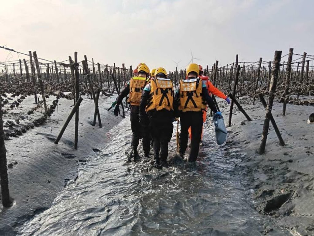 清晨福寶濕地外海驚見男屍　遺體卡蚵棚警方介入釐清死因