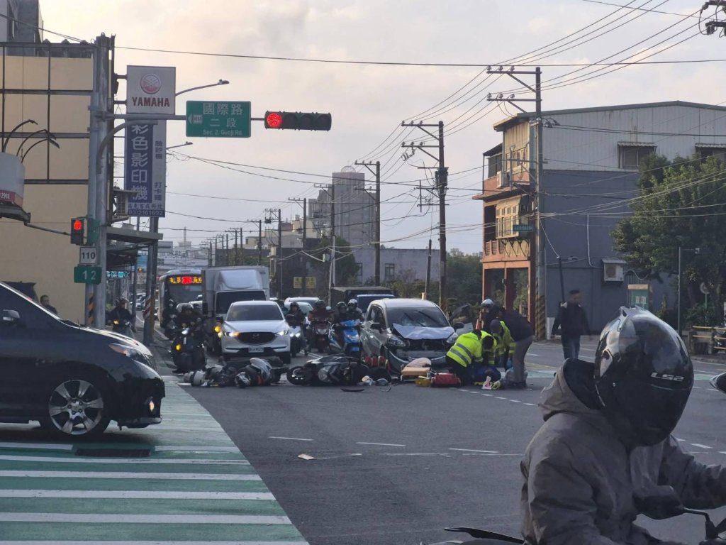 快訊/下班尖峰驚魂！桃園國際路轎車猛撞待轉區　5機車倒成一排多人送醫