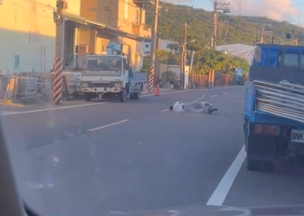影／沒戴安全帽騎車犁田慘摔　騎士臉貼地摩擦10公尺！目擊者：第一趟龍頭就在搖