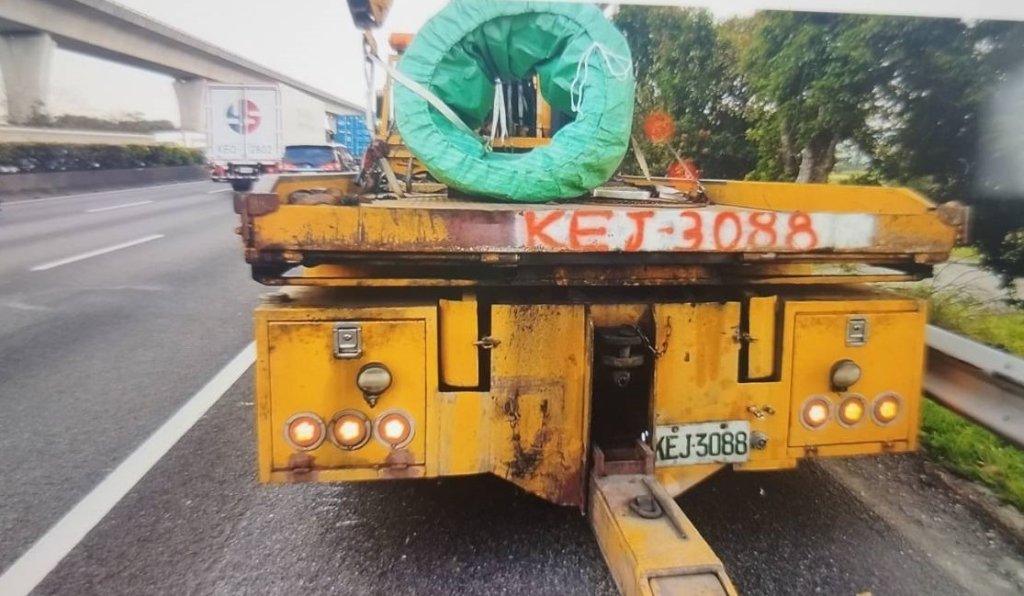  禍從天降！國道拖板車載運鐵線圈掉落　1輛自小客車被砸中受損