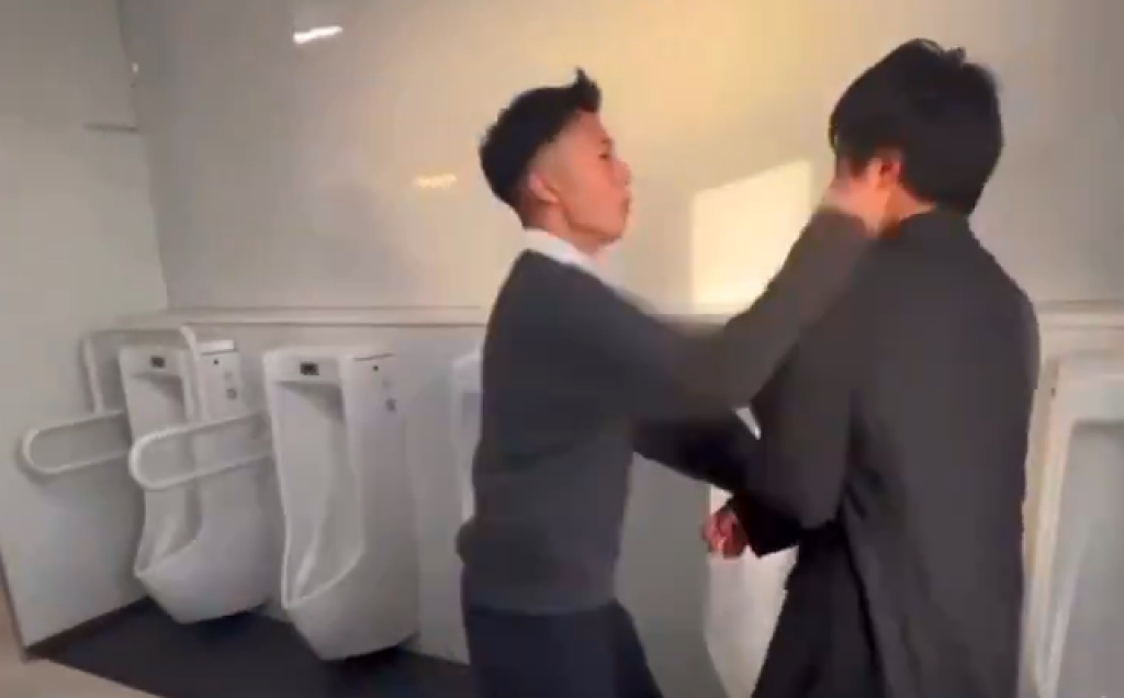 影／日本校園暴力！高中男廁變擂台「拳打腳踢毆打同學」　議員曝霸凌調查進度