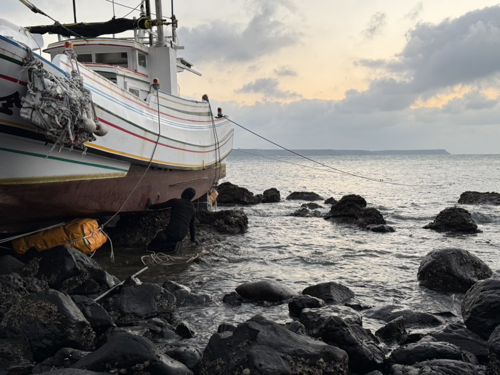 澎湖漁船觸礁擱淺　消防隊員會同救難協會救援
