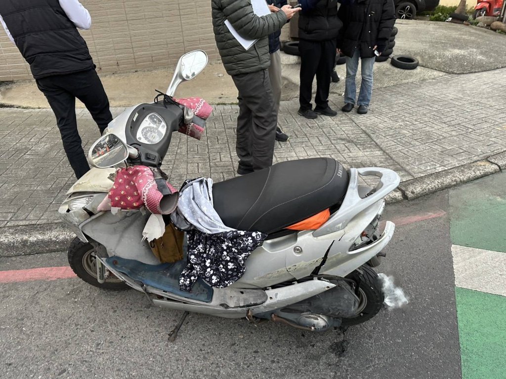 影/下班尖峰驚魂！桃園轎車疑誤踩油門　6輛機車「像保齡球」全倒