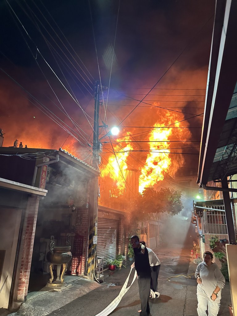 台中太平民宅火警延燒8戶！　1人送醫