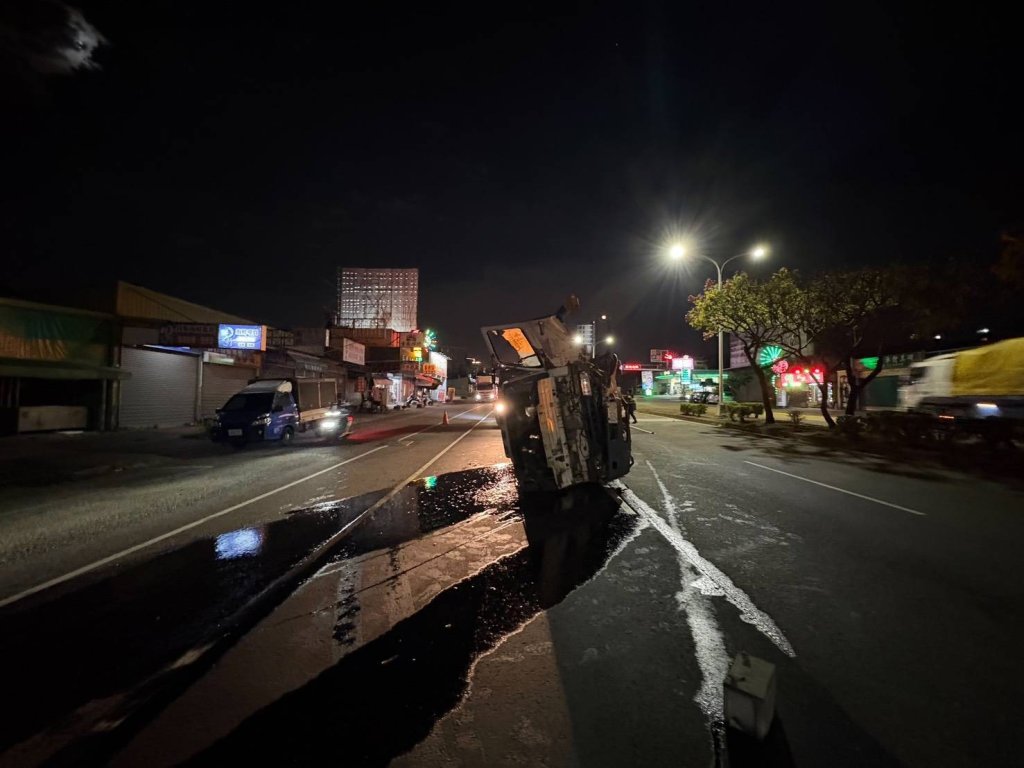 煞車失靈釀禍！　台中向上路7段大貨車撞分島側翻